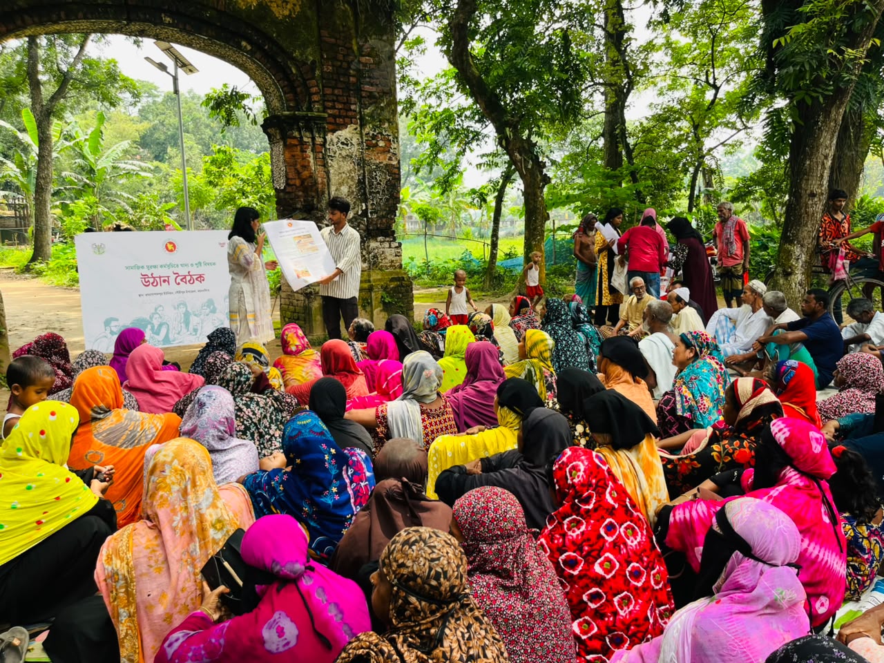 Photograph accompanying GAIN's Bangladesh Food Friendly Programme article