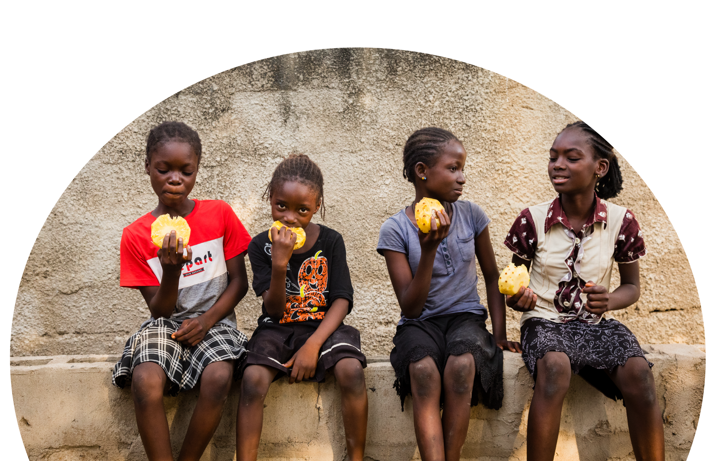 children eating fruits