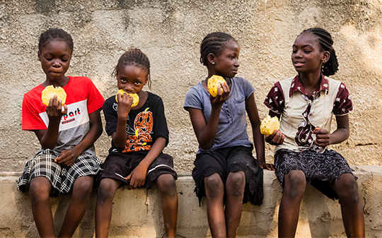 children eating pineapple