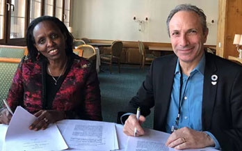 Lawrence Haddad signs a MoU with Agnes Kalibata