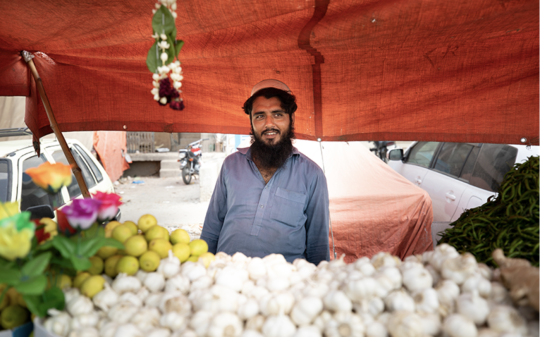 A farmer with freshly harvested garlic – GAIN Pakistan