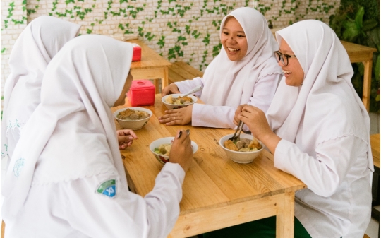 young muslim ladies enjoying a meal
