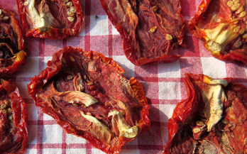 What factors affect the nutritional value of dried tomatoes?